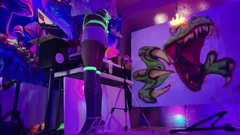 GlitterBox online show from December 5, 7:21 am