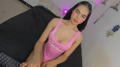 Snapshot of aliyah_bucks chatting on October 22, 6:04 am hello your lovely ALIYAH online show from October 22, 6:04 am