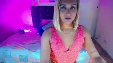alondragill_ online show from June 13, 5:46 pm
