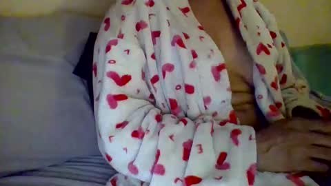 Snapshot of caligirl310r chatting on December 30, 3:02 pm Caligurl   Queen    Head Fluffer In Charge  Goddess of Cocktease   Mistress of Holes online show from December 30, 3:02 pm