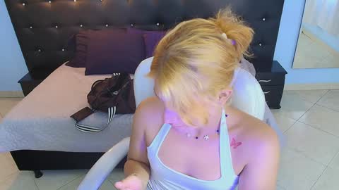 CHLOE online show from December 3, 8:55 pm