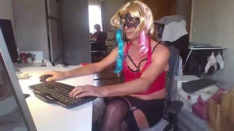 newcumer online show from December 16, 8:20 am