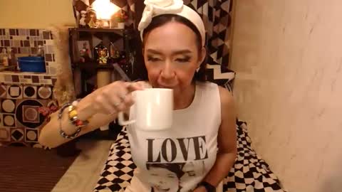 Snapshot of gorgeousbombshellx chatting on October 22, 8:05 am mikay online show from October 22, 8:05 am