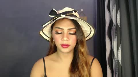 holliescarlet online show from December 22, 3:33 pm