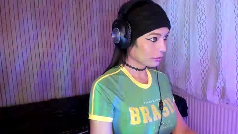 honeyb_lily online show from February 5, 11:44 am