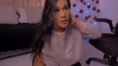 Isa  online show from December 3, 9:30 pm