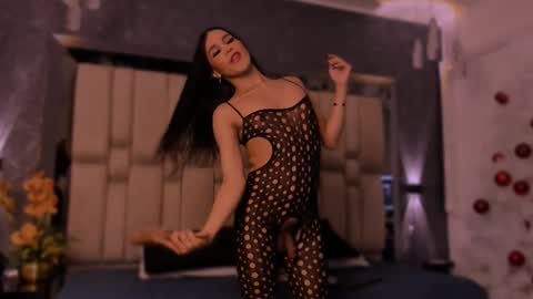 Isa  online show from December 14, 11:00 pm