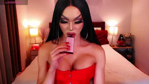 Snapshot of jenifers_body chatting on December 7, 5:04 pm Queen Jenifer online show from December 7, 5:04 pm