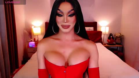 Snapshot of jenifers_body chatting on December 12, 4:43 pm Queen Jenifer online show from December 12, 4:43 pm