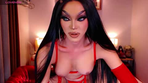 Snapshot of jenifers_body chatting on December 16, 7:21 pm Queen Jenifer online show from December 16, 7:21 pm