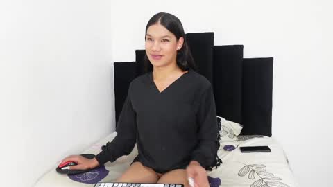 Snapshot of khloe_kaczka_ chatting on February 25, 8:09 pm Khloe online show from February 25, 8:09 pm