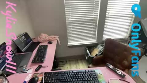 Kylie Snow online show from June 24, 2:48 pm