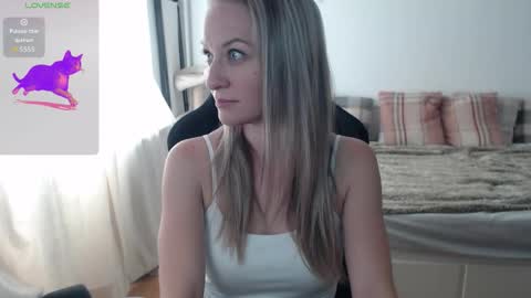 Snapshot of lara_c_rau chatting on September 19, 2:01 pm Lara online show from September 19, 2:01 pm