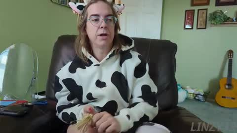 Linzy19 online show from November 6, 3:45 pm