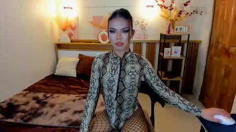 lucyvane online show from February 19, 7:10 pm