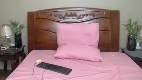 lulu_wild online show from November 30, 11:45 am