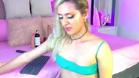 lunitadiva online show from December 17, 8:47 pm