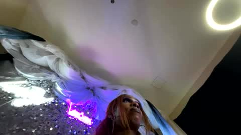 luvvlee online show from October 3, 8:25 am