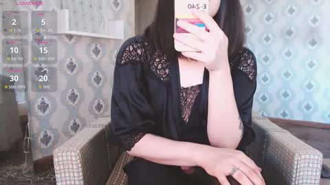 mia_wallase online show from December 4, 12:31 pm