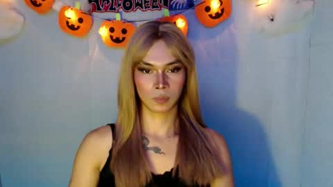 Snapshot of mysteryman_xxx chatting on October 25, 5:19 pm UR trans NEXTDOOR online show from October 25, 5:19 pm