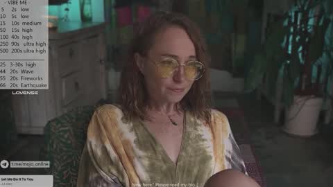 Snapshot of ohmymojo chatting on October 30, 3:05 am Mo Mojo online show from October 30, 3:05 am