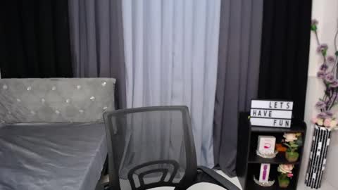 Snapshot of pleasure4salets chatting on December 3, 6:54 am LAUREEN online show from December 3, 6:54 am