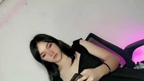 precious_laura18 online show from June 8, 1:10 pm