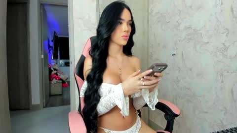 Luciana Alzate  online show from May 8, 1:35 am