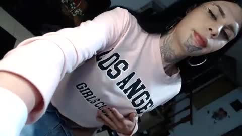 Snapshot of room911 chatting on February 17, 5:25 am herreraisa offical online show from February 17, 5:25 am