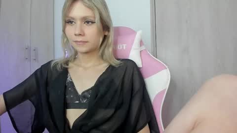 starmoonly online show from June 4, 11:52 pm