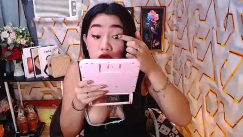 tiarrafoxs online show from February 7, 9:48 am