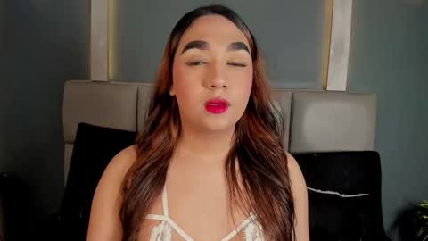  C H L O E online show from February 20, 8:11 pm