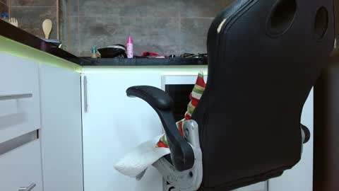 V I O L E T T E  online show from February 1, 7:12 pm