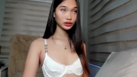 yoursluttyashxx online show from September 21, 4:13 pm