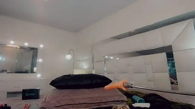  ChanellR  online show from March 14, 11:50 am