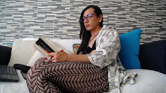 VioletaGomezCo online show from November 1, 7:00 pm