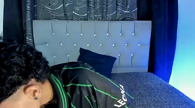 Snapshot of nova_sex01 chatting on December 17, 4:01 am nova sex01 online show from December 17, 4:01 am