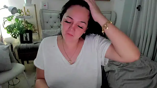 Snapshot of SweetHoney369 chatting on October 21, 6:59 am SweetHoney369 online show from October 21, 6:59 am