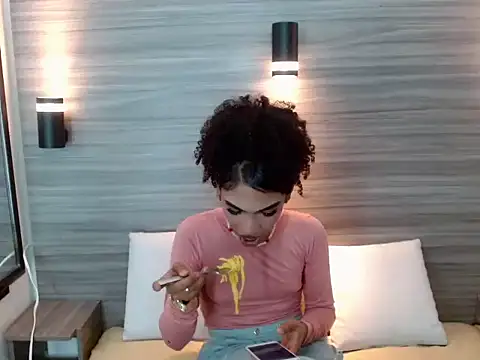 Penelopee Rouse online show from December 13, 7:53 pm