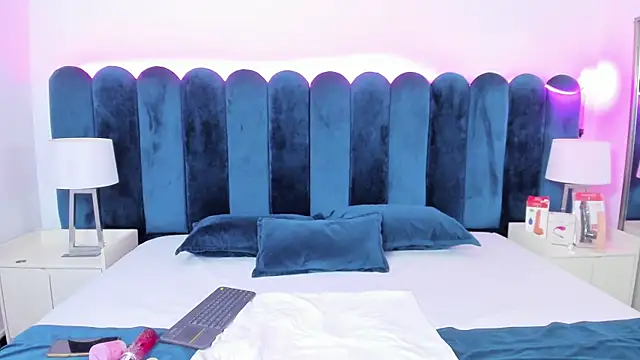 VanessaParis   online show from November 5, 9:25 pm