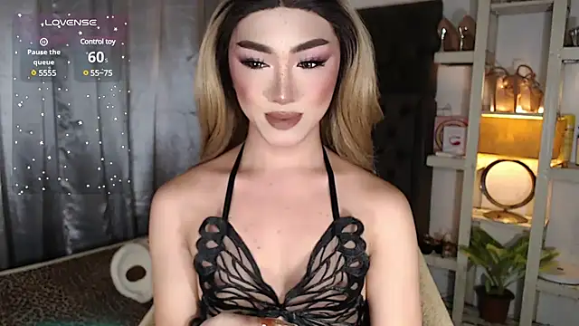 Snapshot of Local_Hoelyx chatting on December 6, 5:14 am Local Hoelyx online show from December 6, 5:14 am