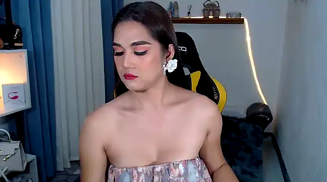 Snapshot of MarieLoveGlamorous chatting on December 19, 12:24 am MarieLoveGlamorous online show from December 19, 12:24 am