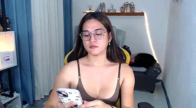 Snapshot of MarieLoveGlamorous chatting on February 1, 1:51 pm MarieLoveGlamorous online show from February 1, 1:51 pm