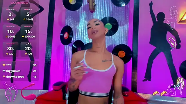 nickyminach  online show from November 1, 7:33 pm