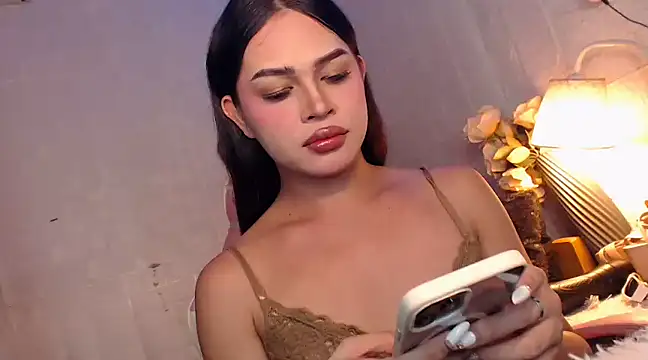 Ashely Lewis online show from December 11, 12:42 pm